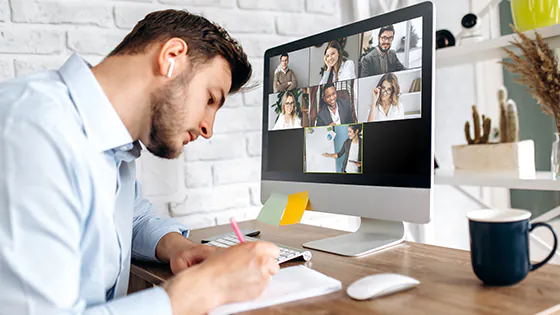 Homeoffice Mann sitzt im Homeoffice vor einem Laptop