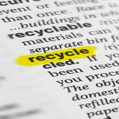 Ein aufgeschlagenes Wörterbuch mit dem Wort Recycling Ein aufgeschlagenes Wörterbuch mit dem Wort Recycling
