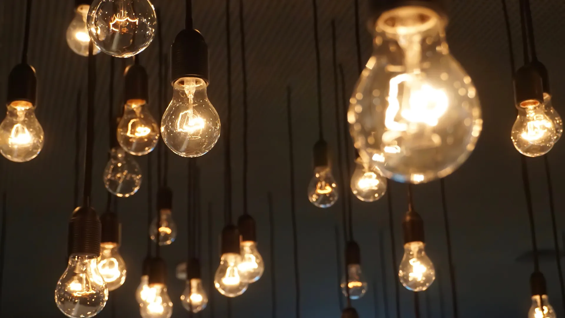 Viele h&auml;ngende LED-Gl&uuml;hbirnen 